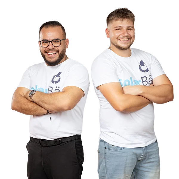 Zwei Solarbär Mitarbeiter mit Solarbär T-Shirt und verschränkten Armen