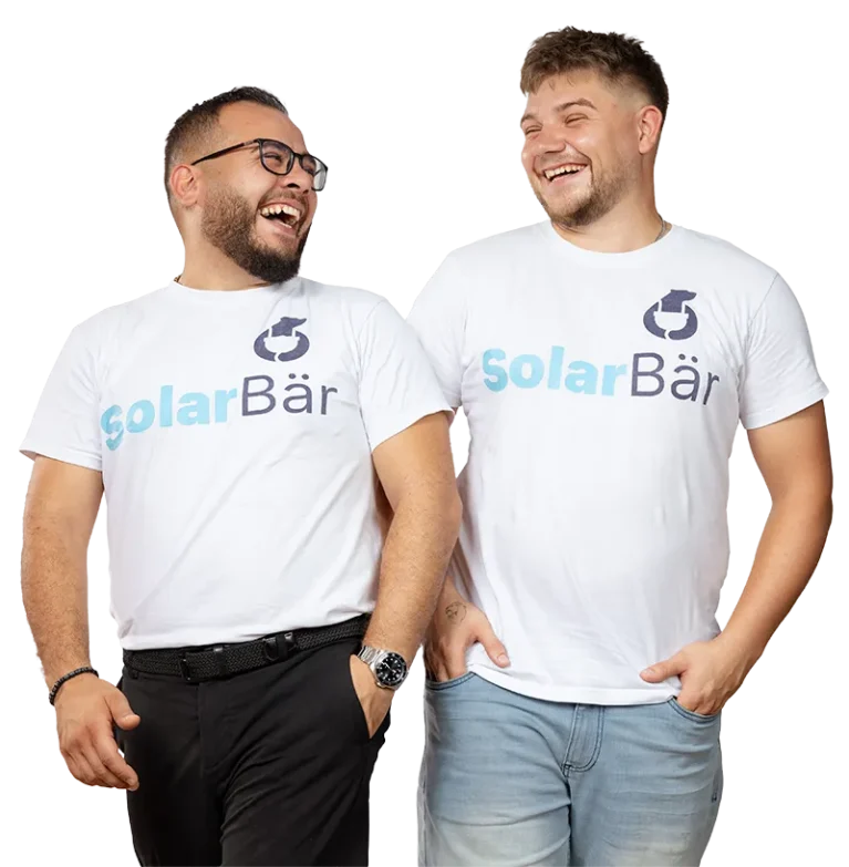 Zwei lachende Männer in SolarBär T-Shirts, symbolisieren Freude und Teamgeist im Bereich erneuerbare Energien.